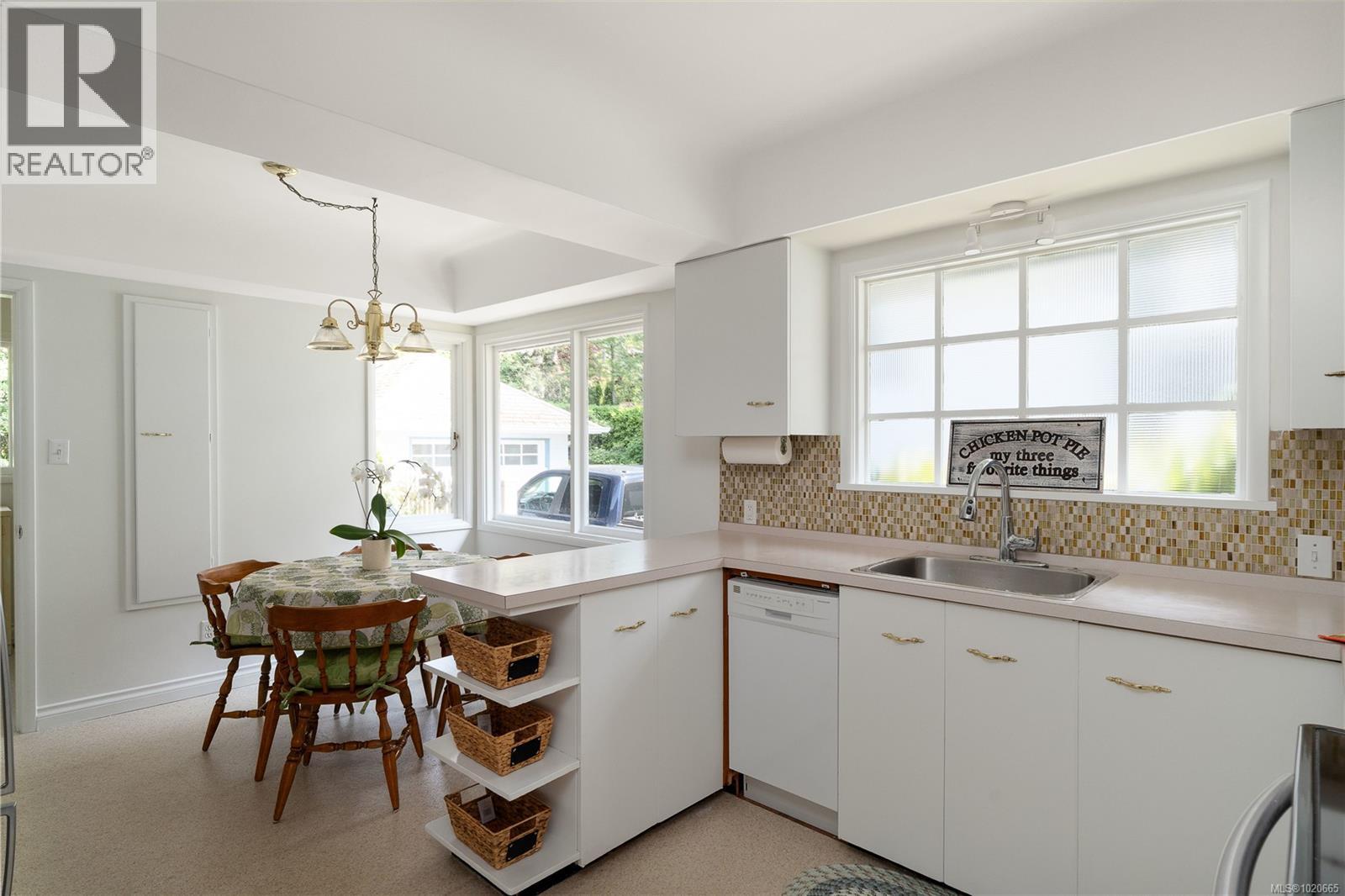  645 Transit Road, Oak Bay