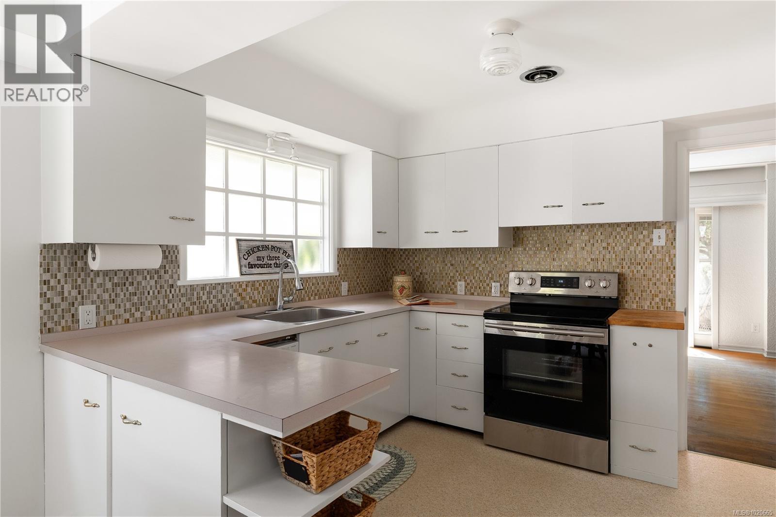  645 Transit Road, Oak Bay