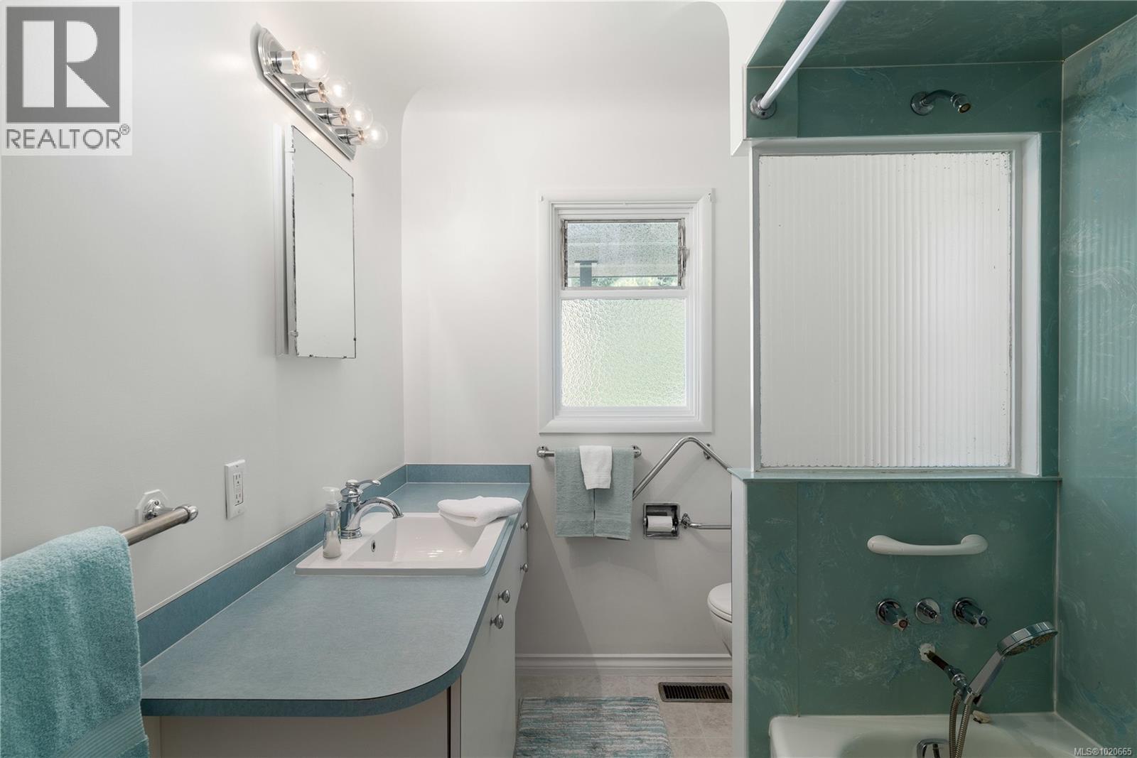  645 Transit Road, Oak Bay