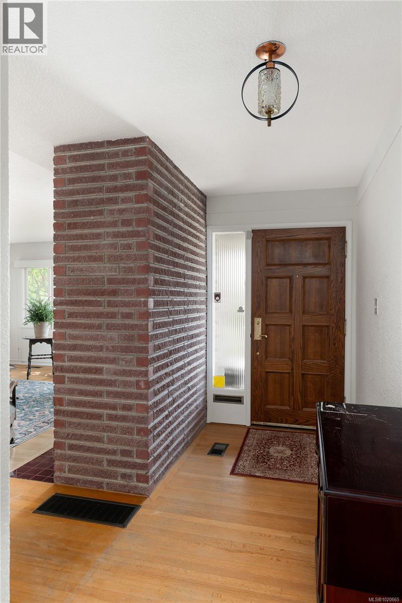  645 Transit Road, Oak Bay