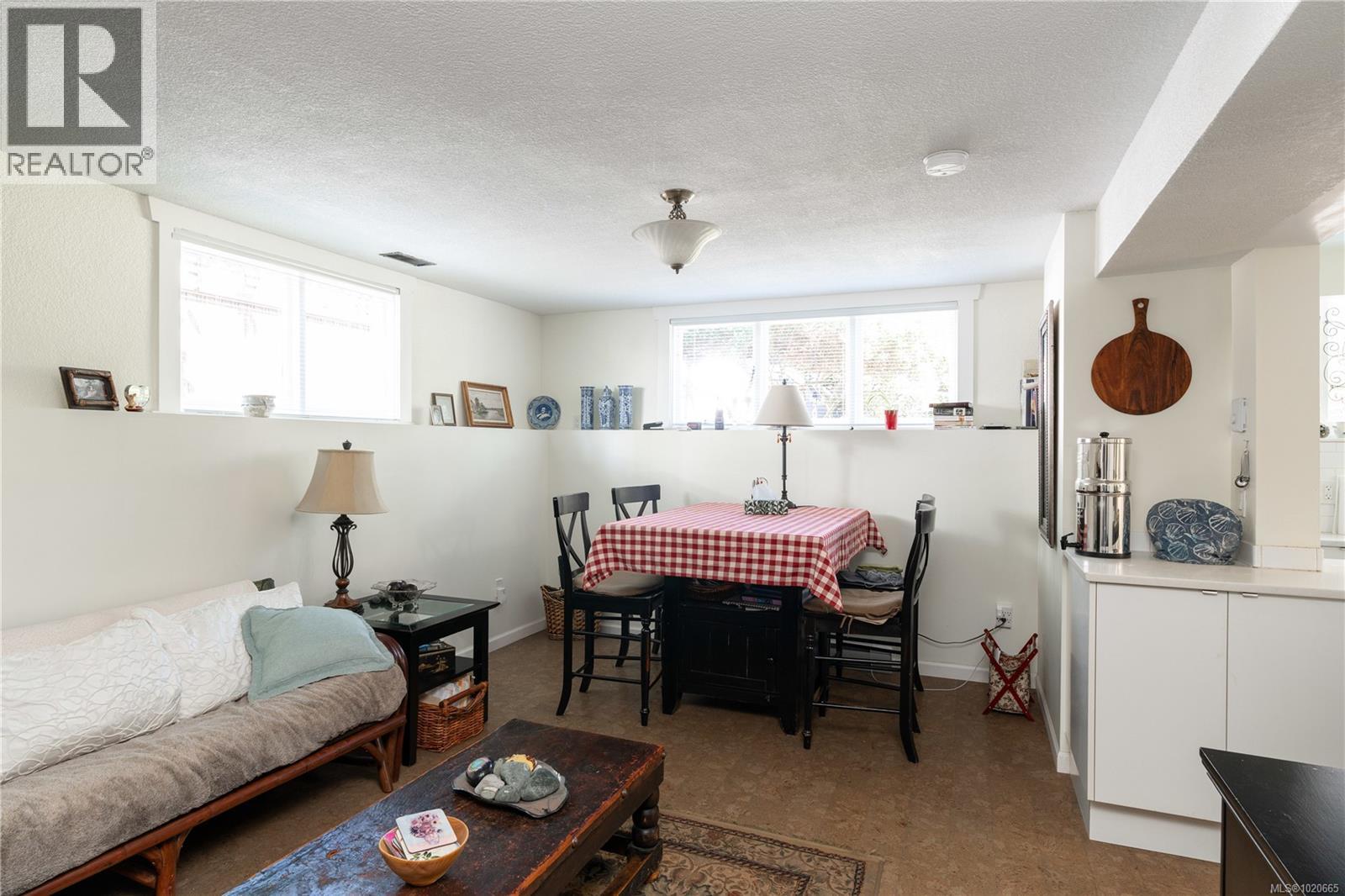  645 Transit Road, Oak Bay