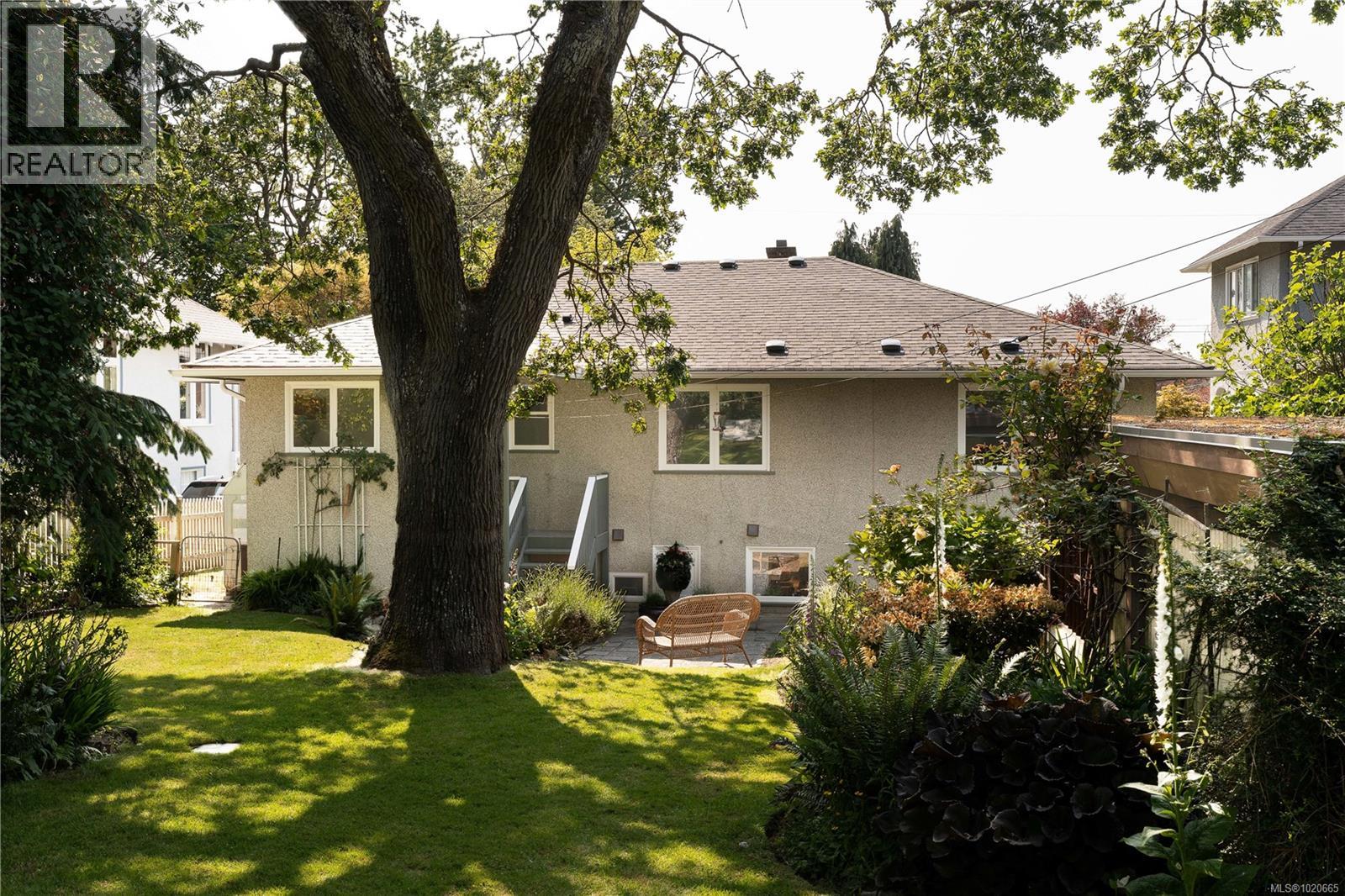  645 Transit Road, Oak Bay