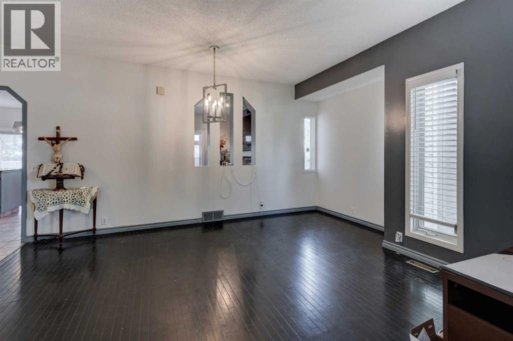 Single Family House for Sale in  MT CORNWALL Circle SE McKenzie Lake Calgary 