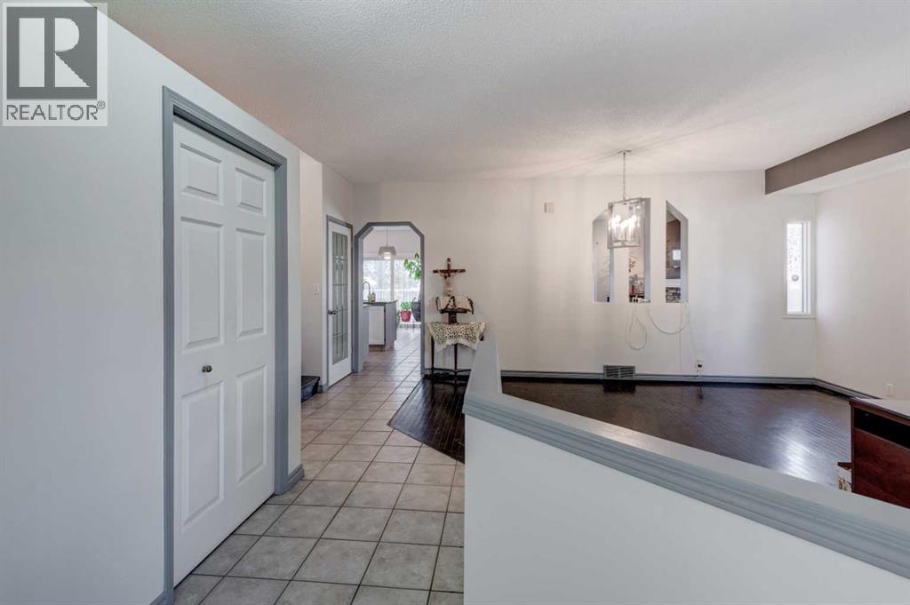 Single Family House for Sale in  MT CORNWALL Circle SE McKenzie Lake Calgary 