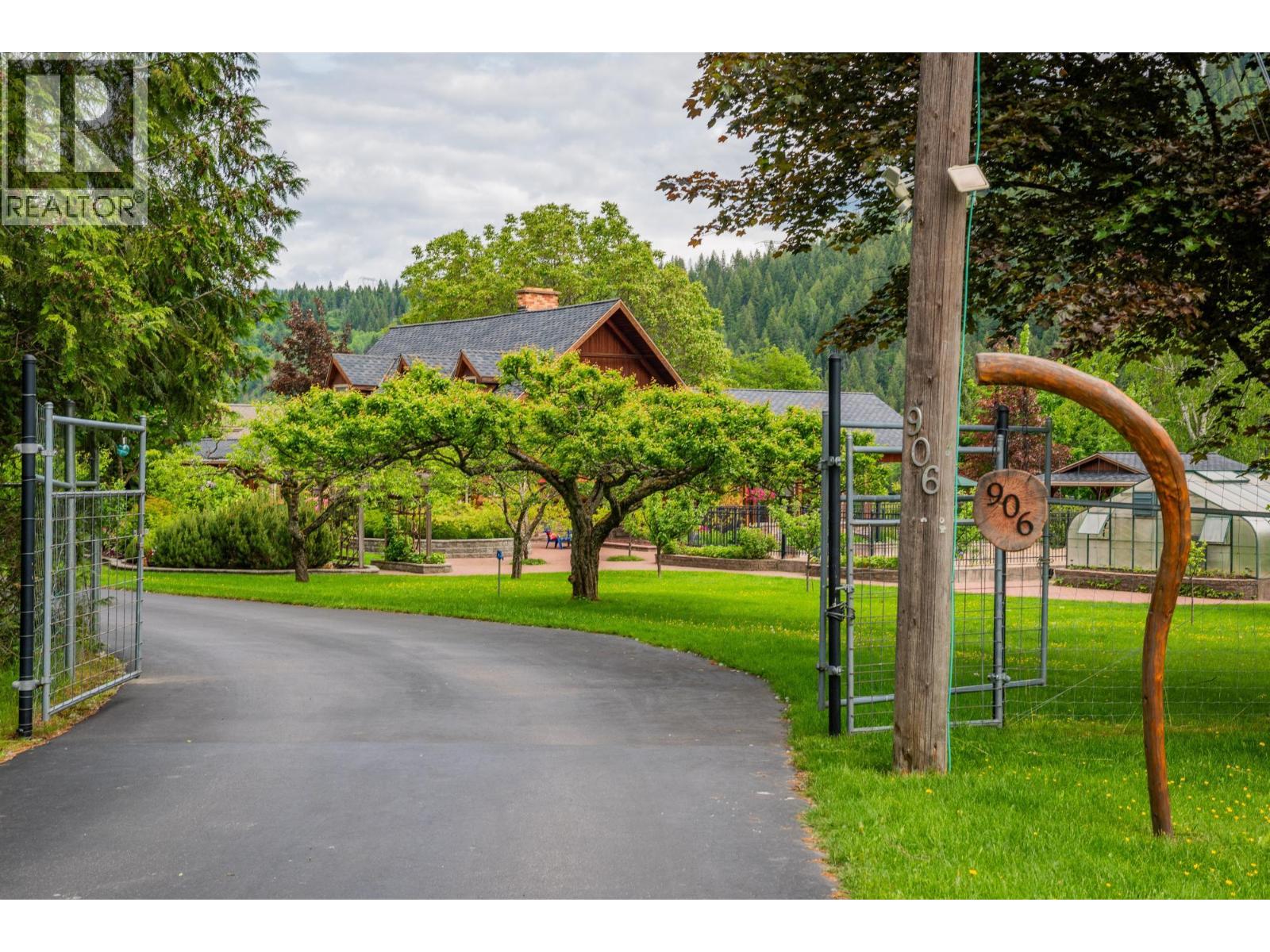  906 JAMES Road, Shoreacres