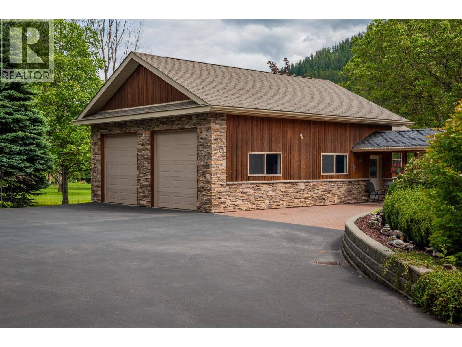  906 JAMES Road, Shoreacres