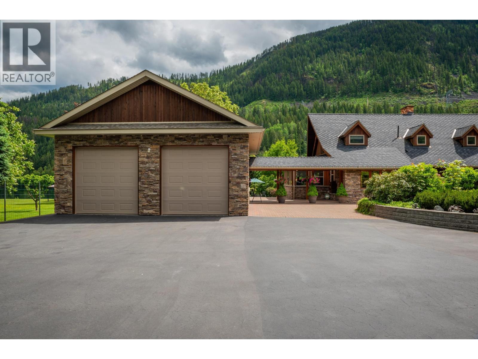  906 JAMES Road, Shoreacres