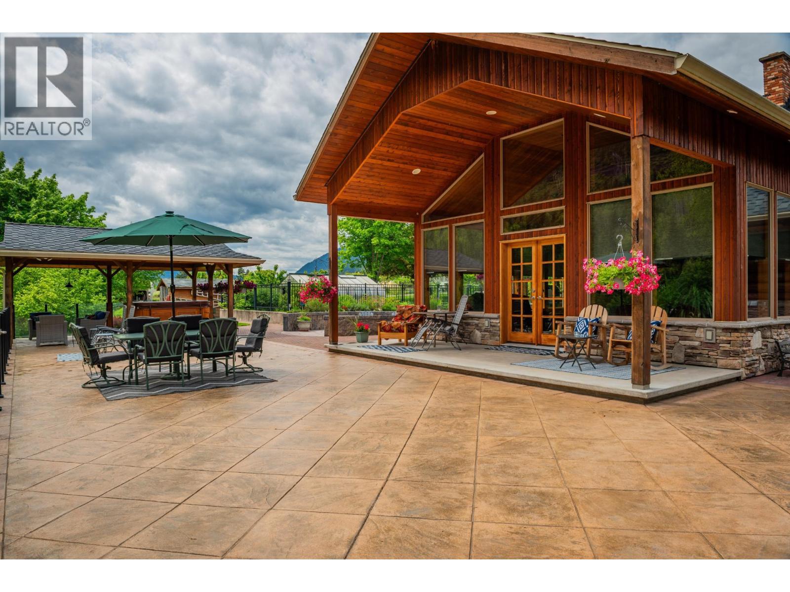  906 JAMES Road, Shoreacres