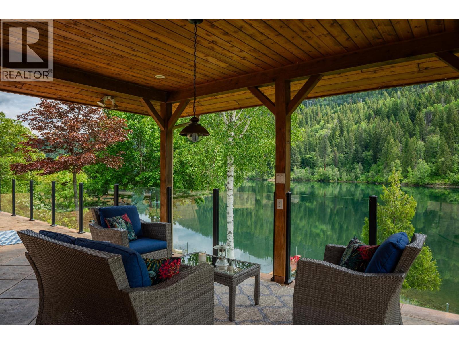  906 JAMES Road, Shoreacres