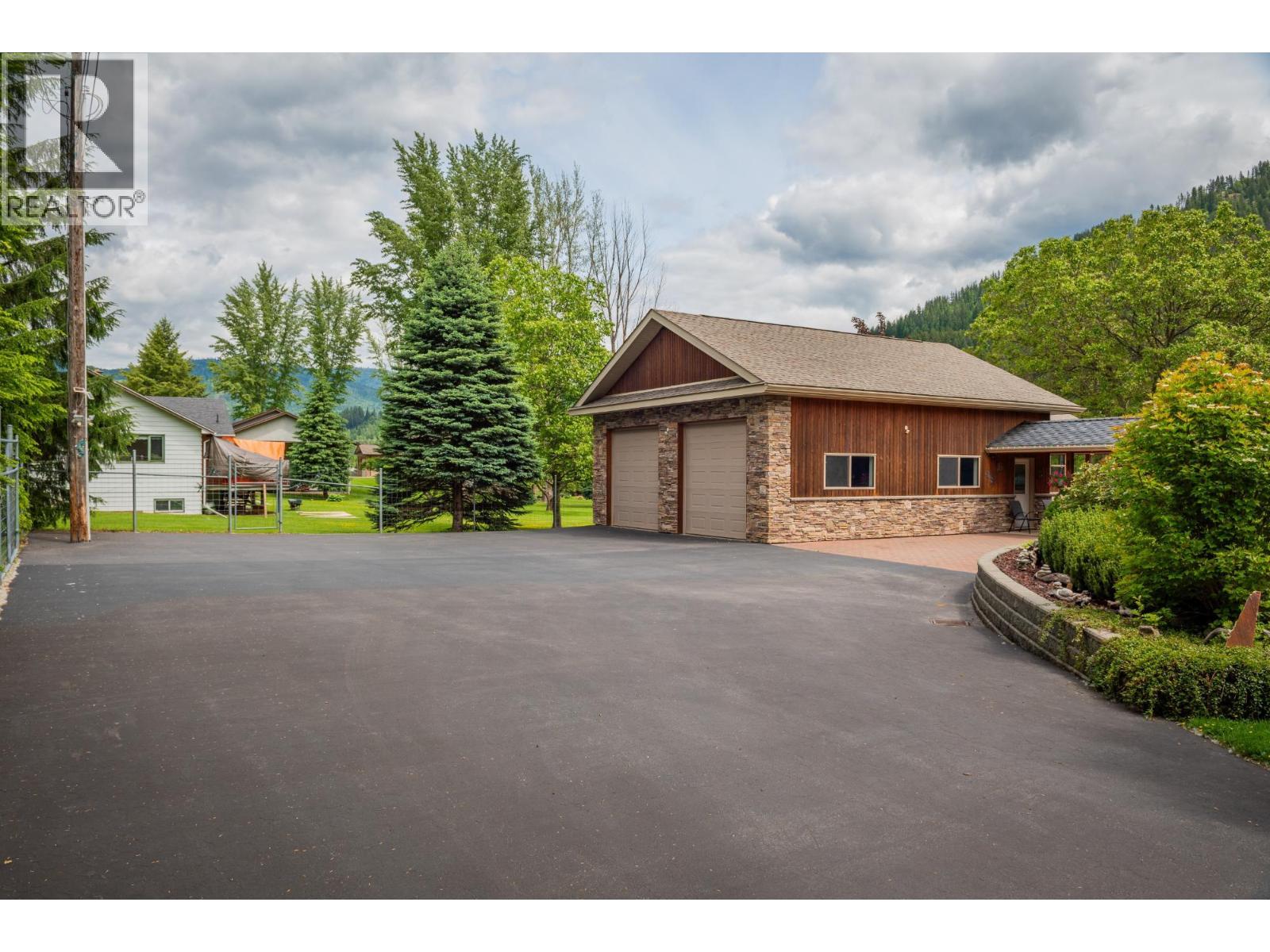  906 JAMES Road, Shoreacres