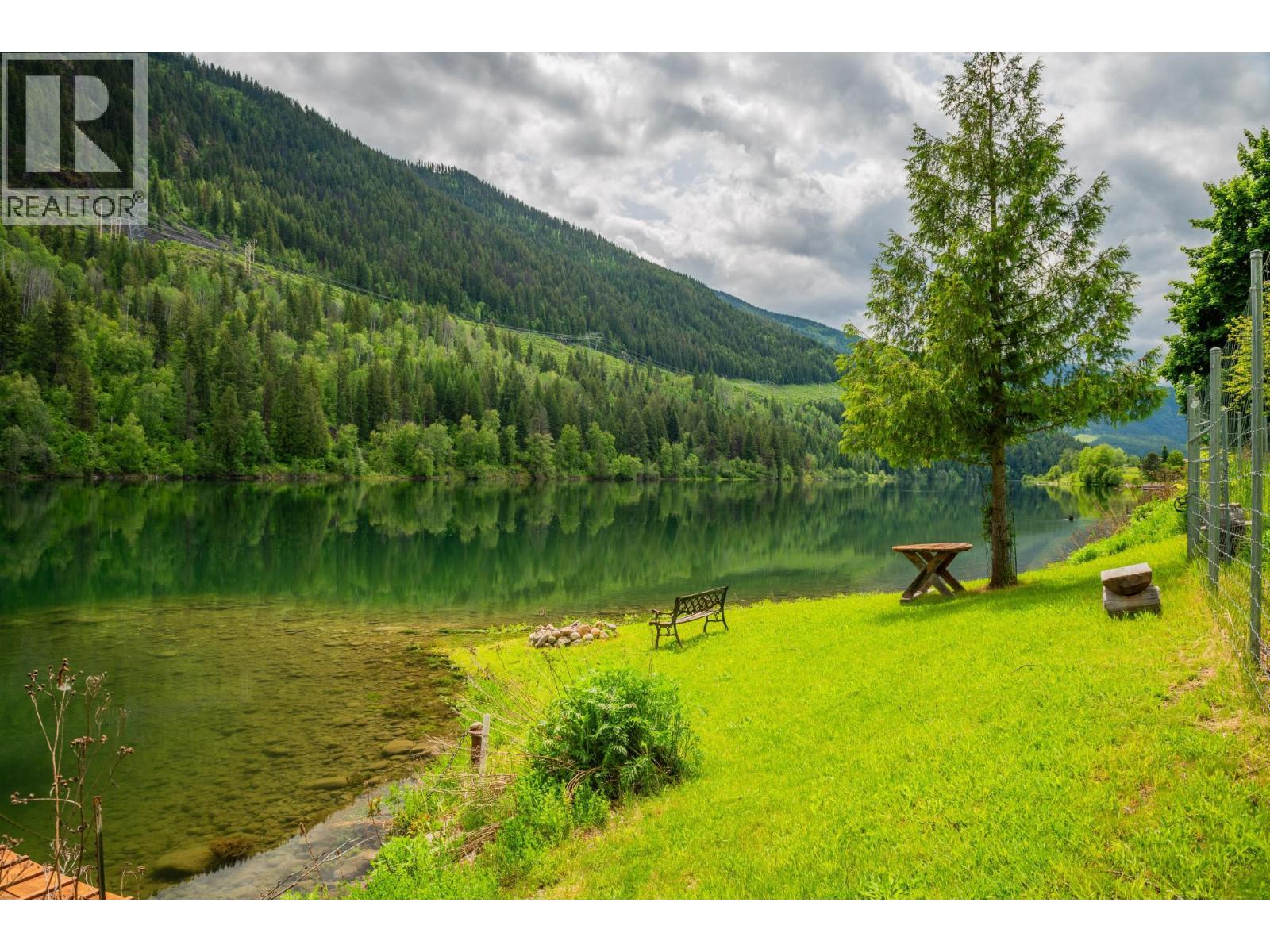  906 JAMES Road, Shoreacres