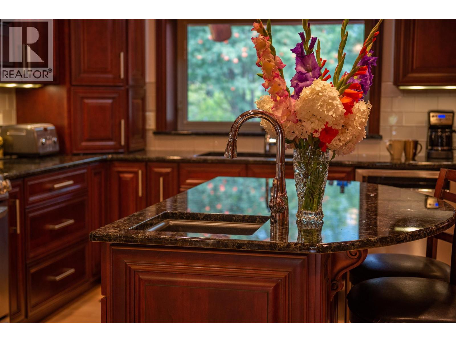  906 JAMES Road, Shoreacres