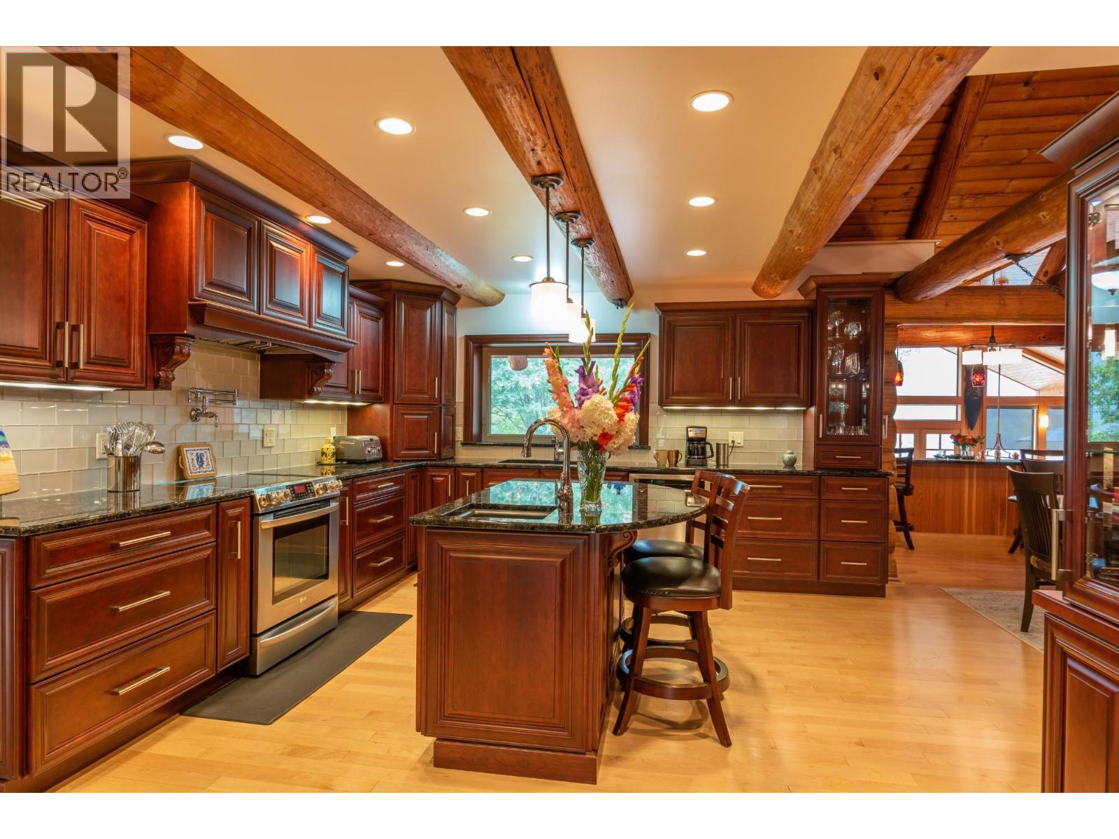  906 JAMES Road, Shoreacres