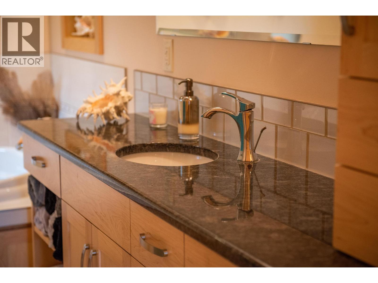  906 JAMES Road, Shoreacres