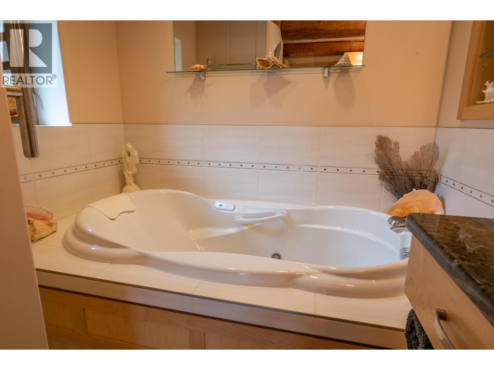  906 JAMES Road, Shoreacres