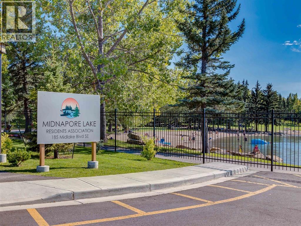 Single Family House 3 Level for Sale in  Midlawn Close SE Midnapore Calgary 