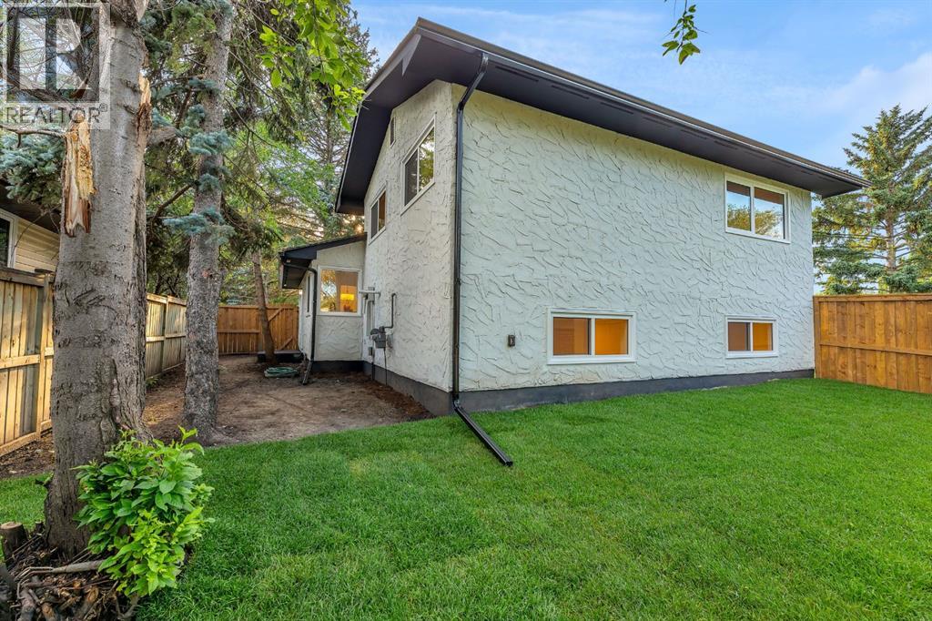 Single Family House 3 Level for Sale in  Midlawn Close SE Midnapore Calgary 