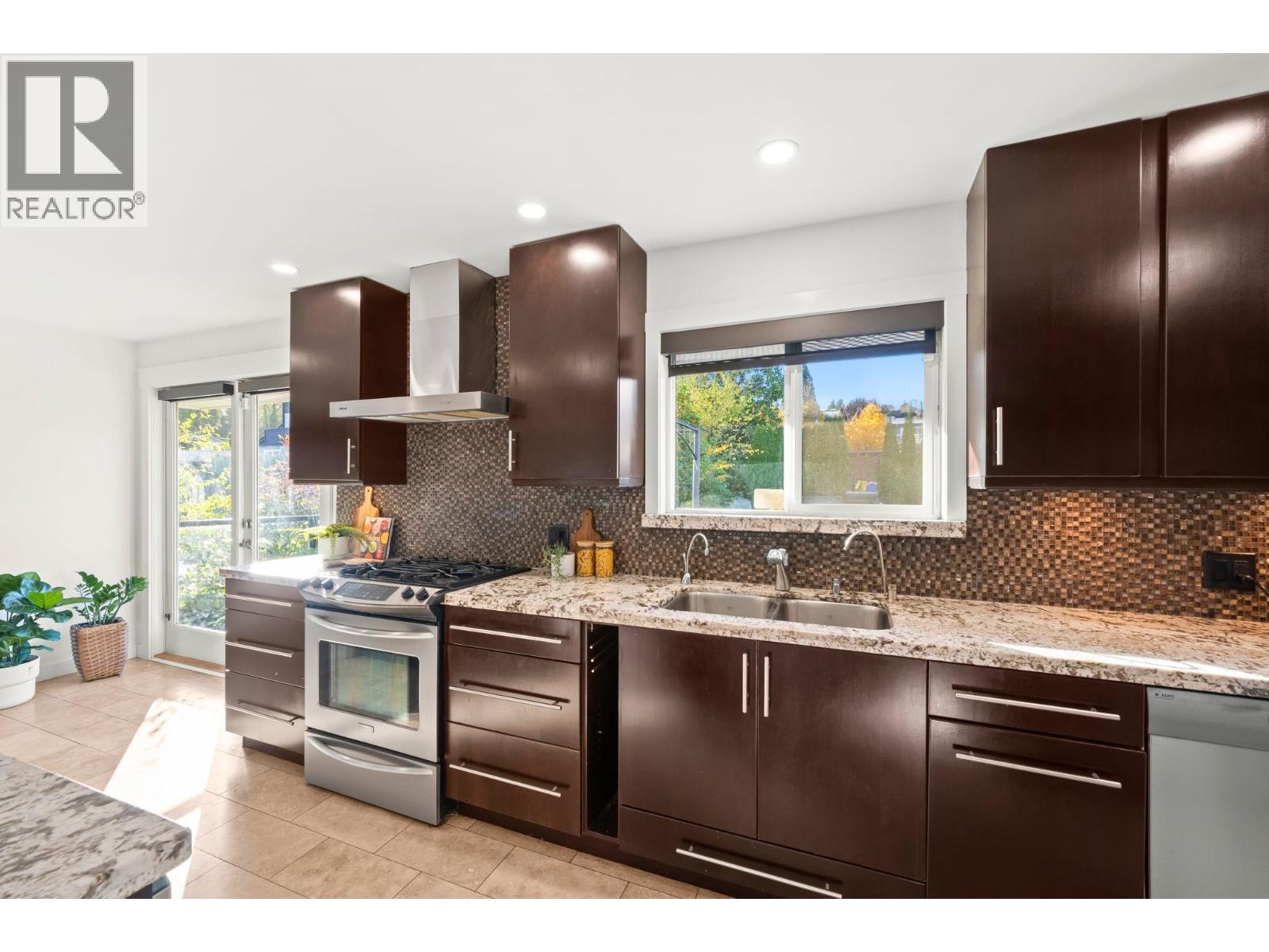 463 BEACHVIEW DRIVE, North Vancouver