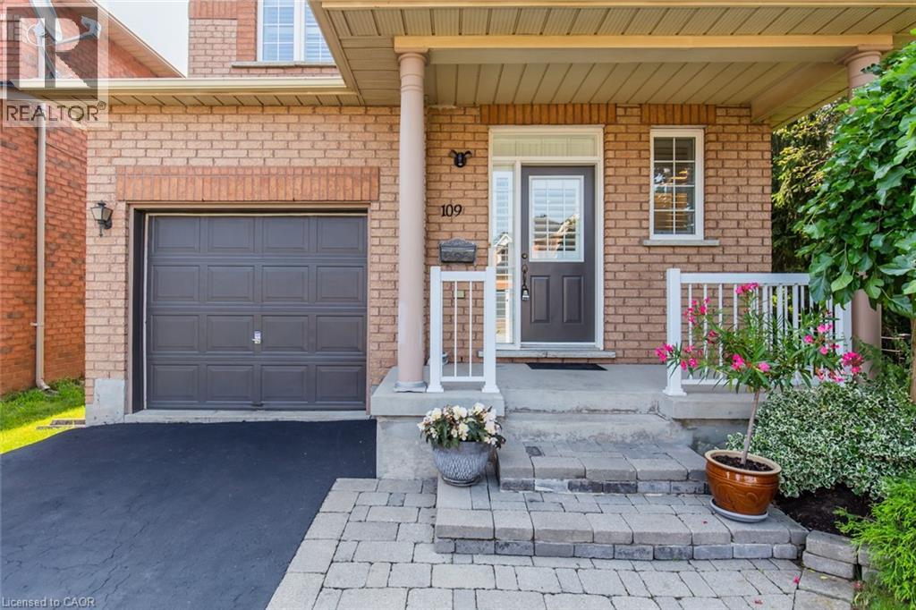 109 PEACHWOOD Crescent - 2