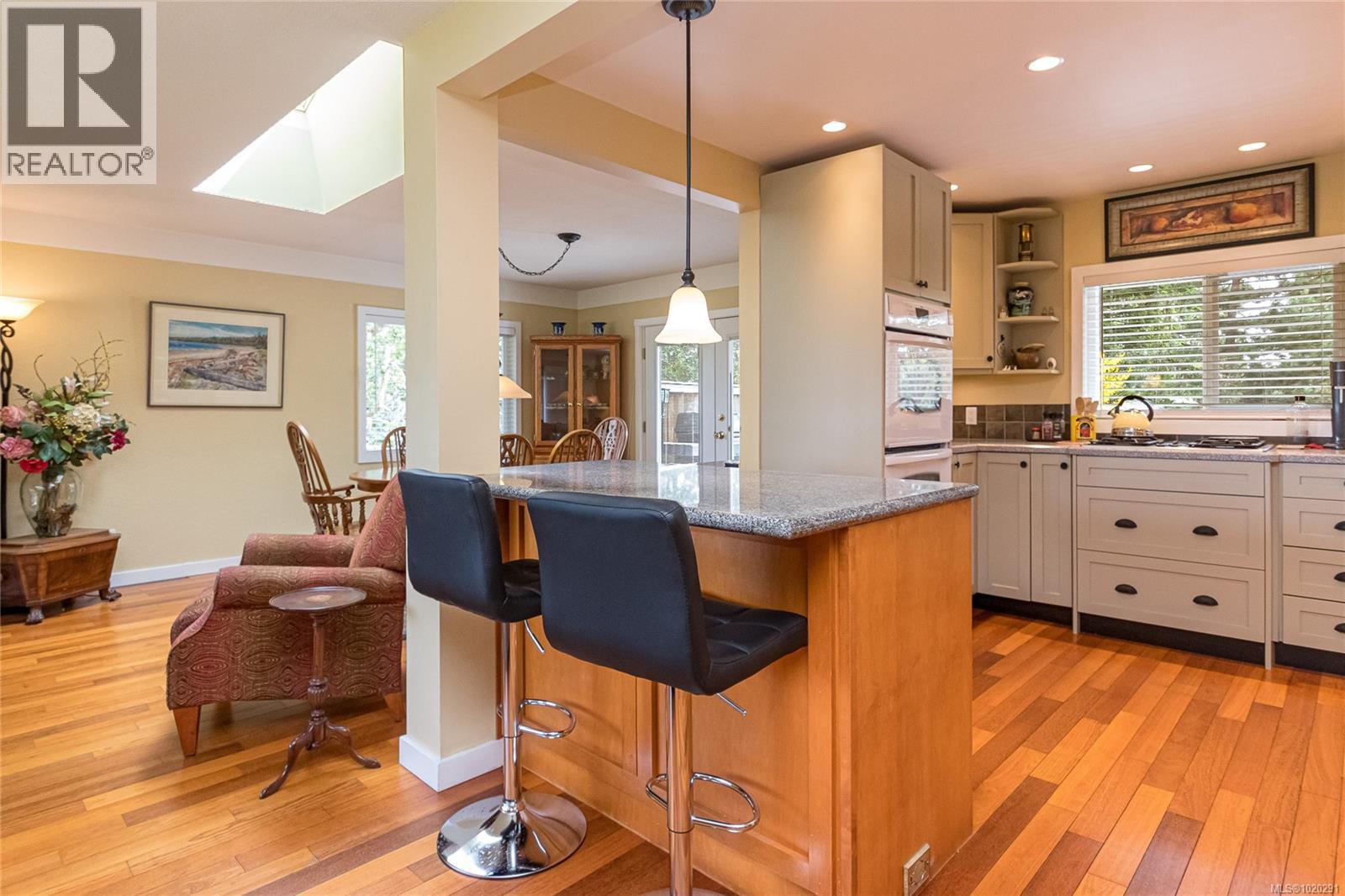 4725 Treetop Hts, Saanich