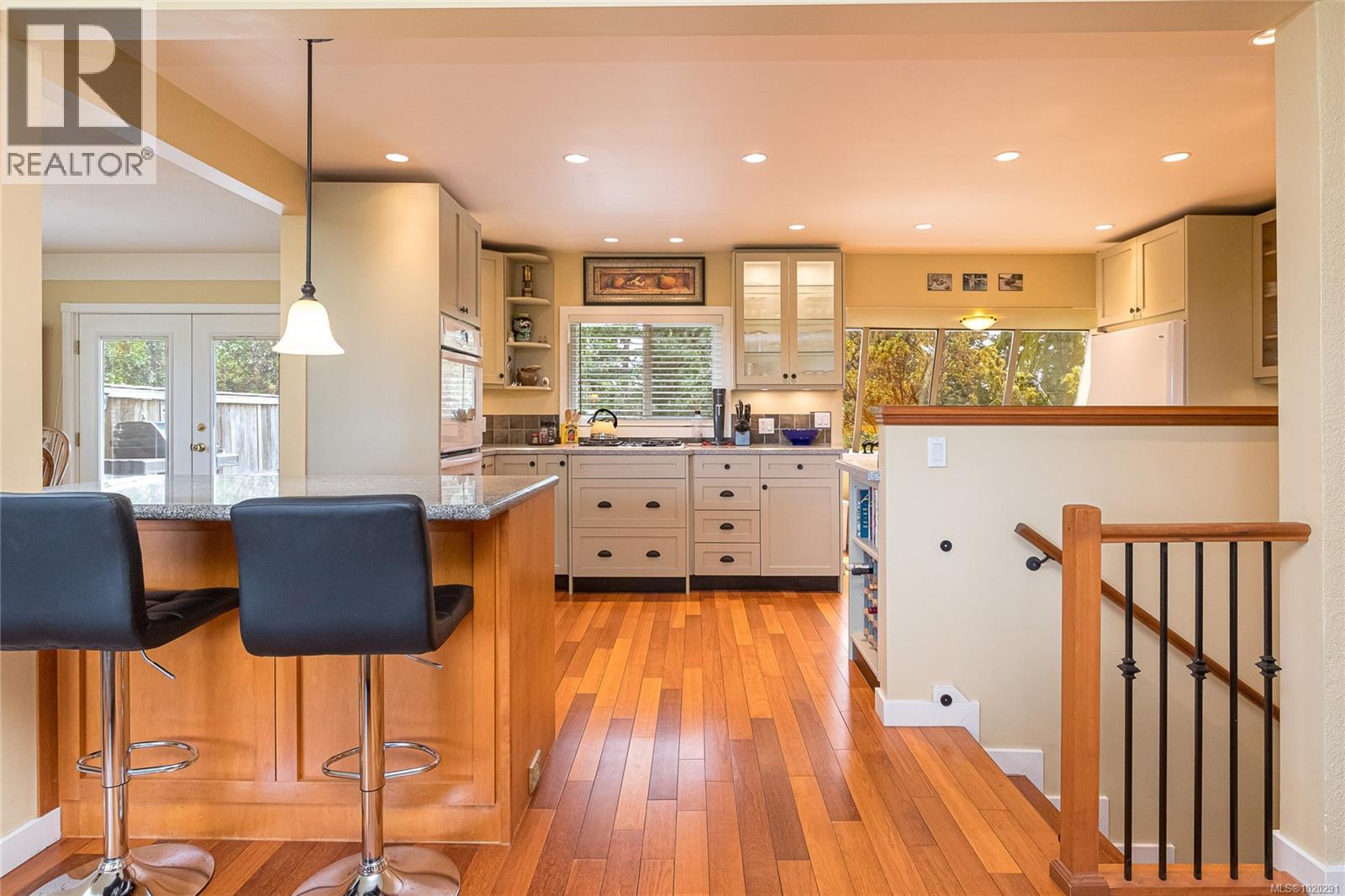 4725 Treetop Hts, Saanich