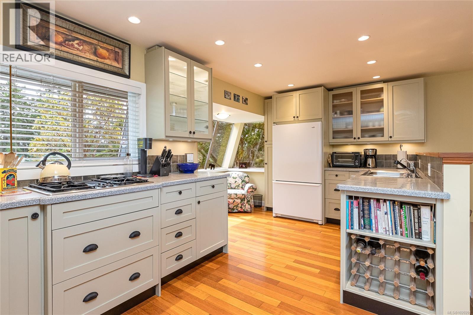 4725 Treetop Hts, Saanich