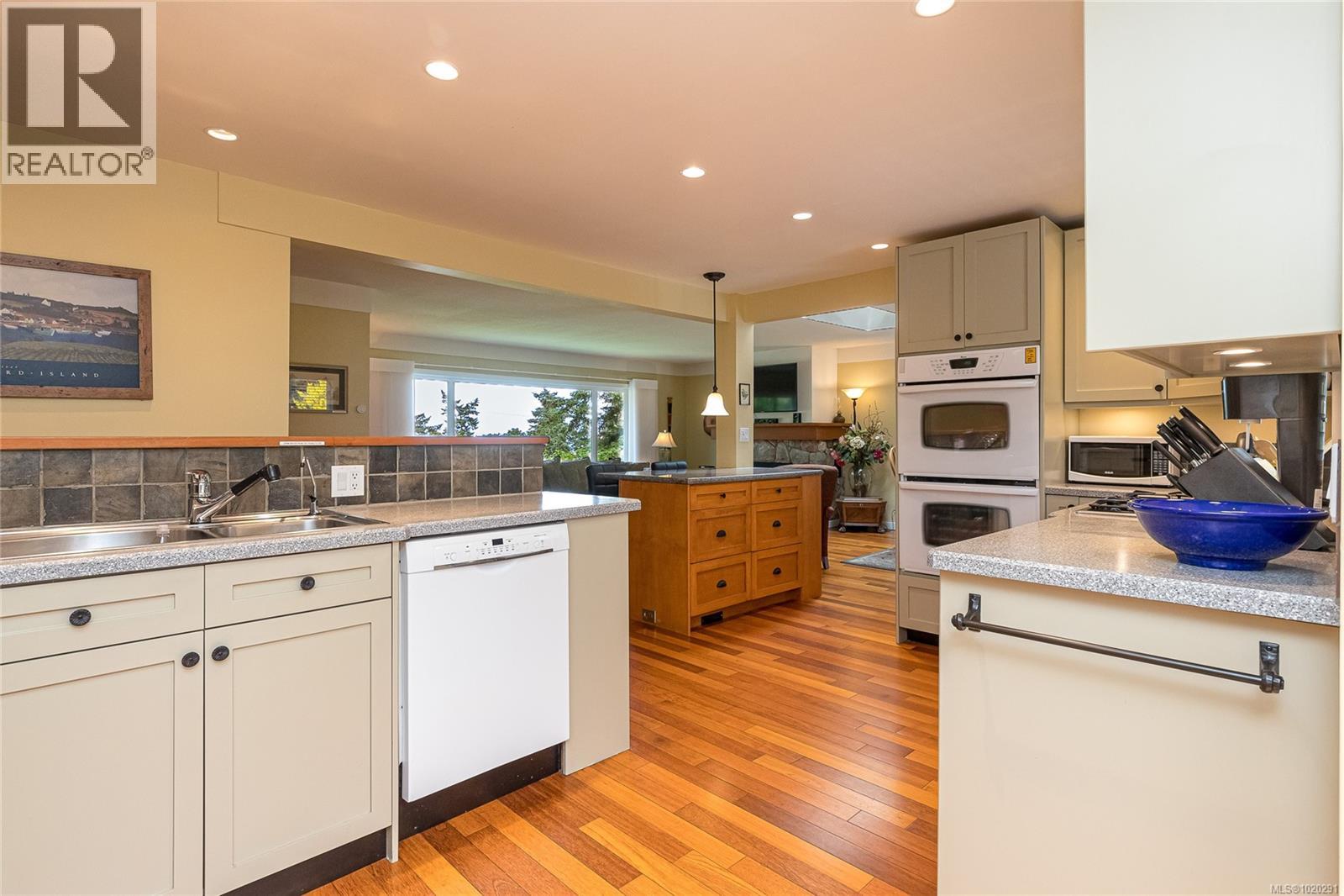 4725 Treetop Hts, Saanich