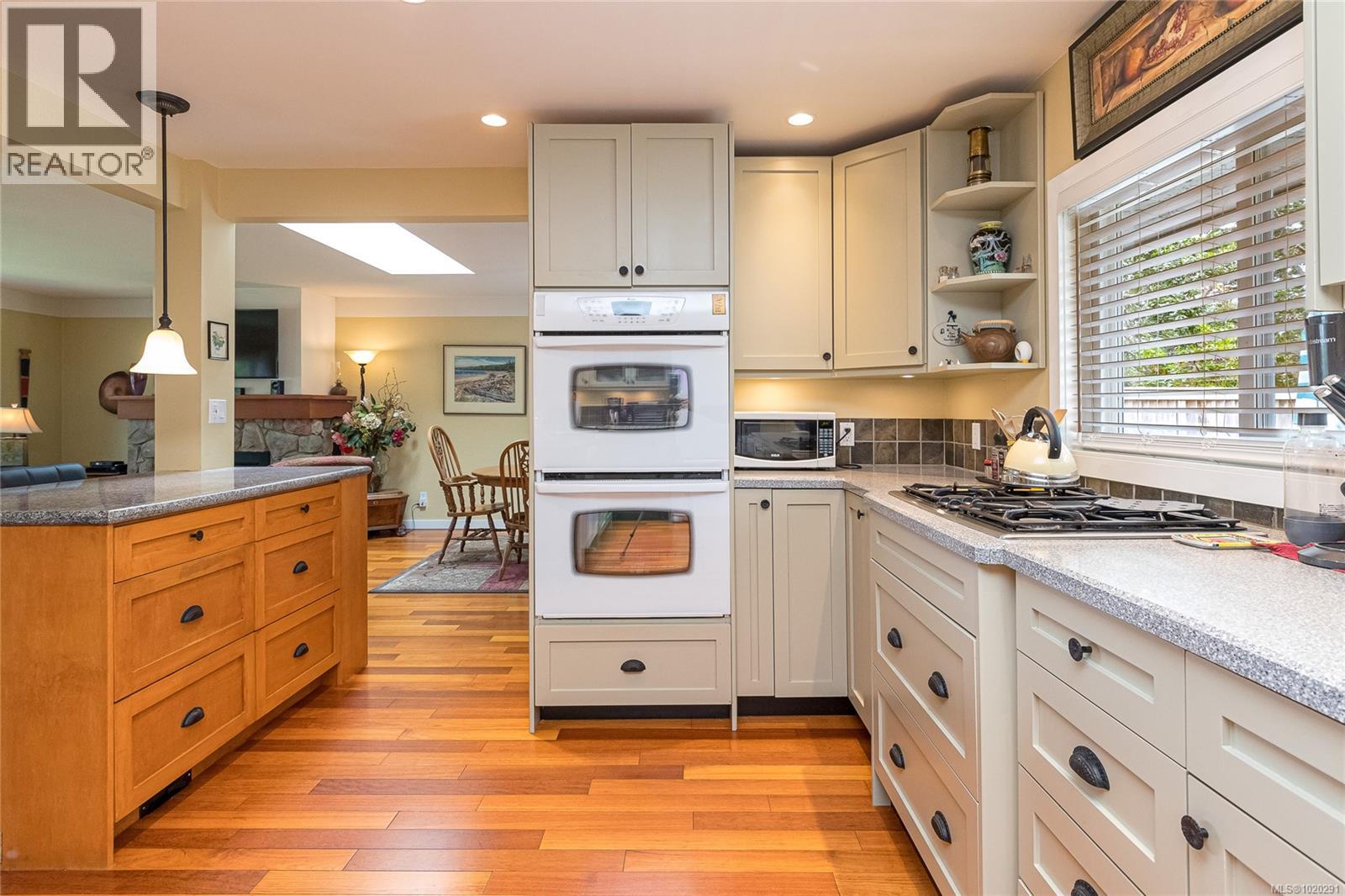 4725 Treetop Hts, Saanich