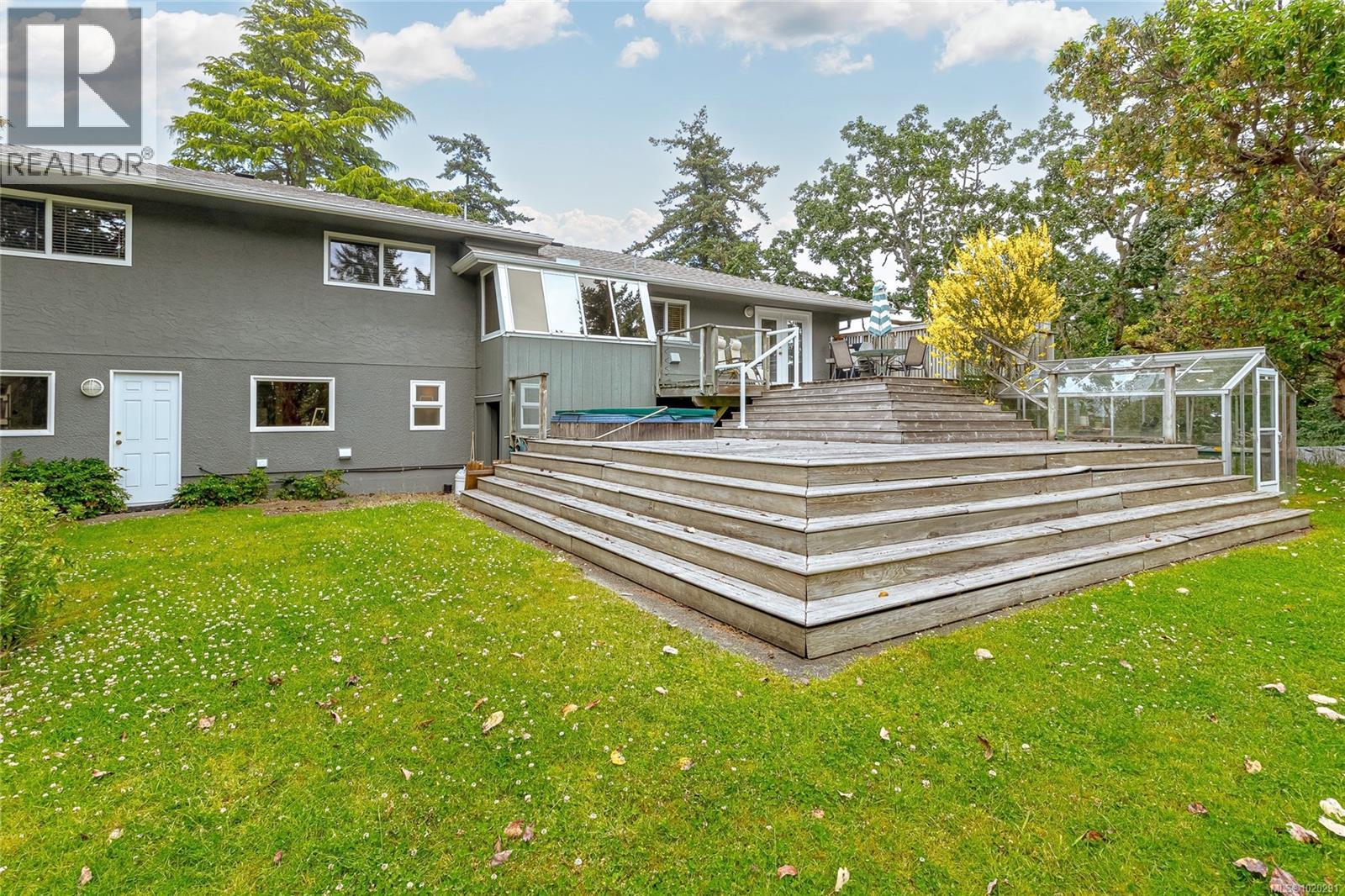 4725 Treetop Hts, Saanich