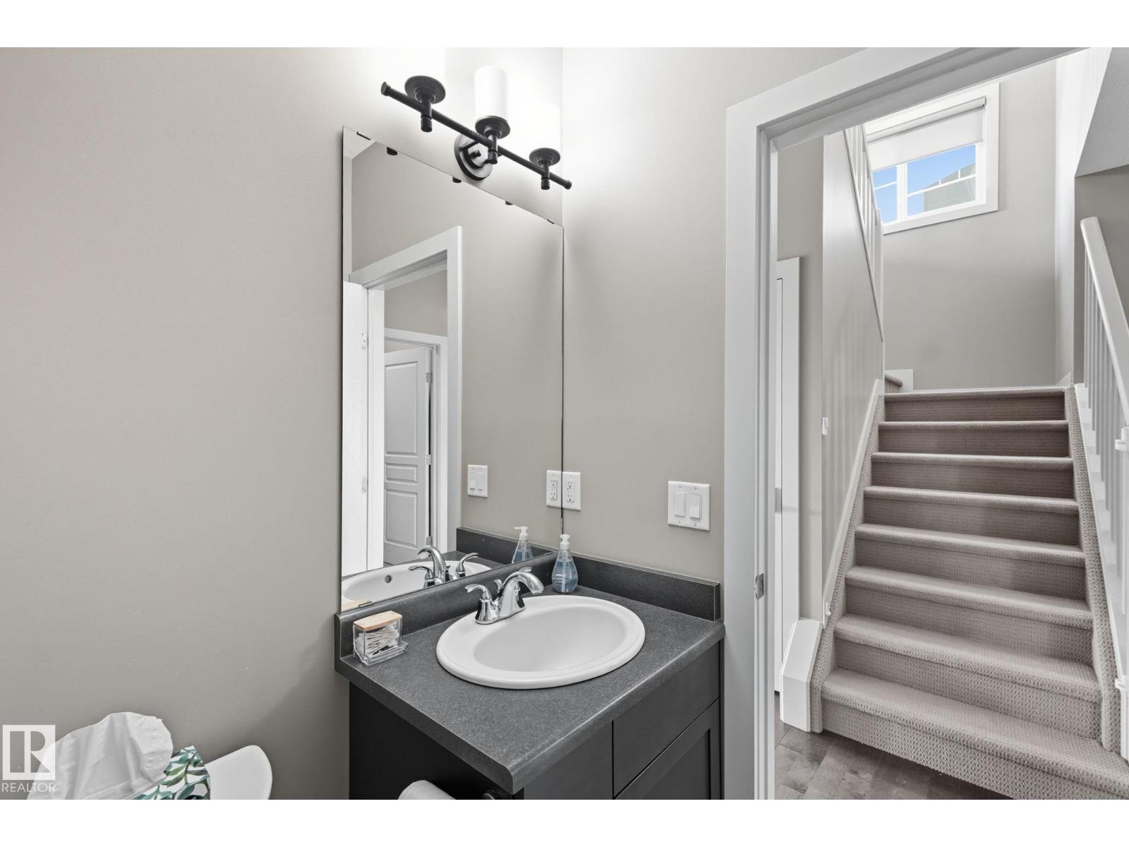 8039 18 AV SW, Edmonton