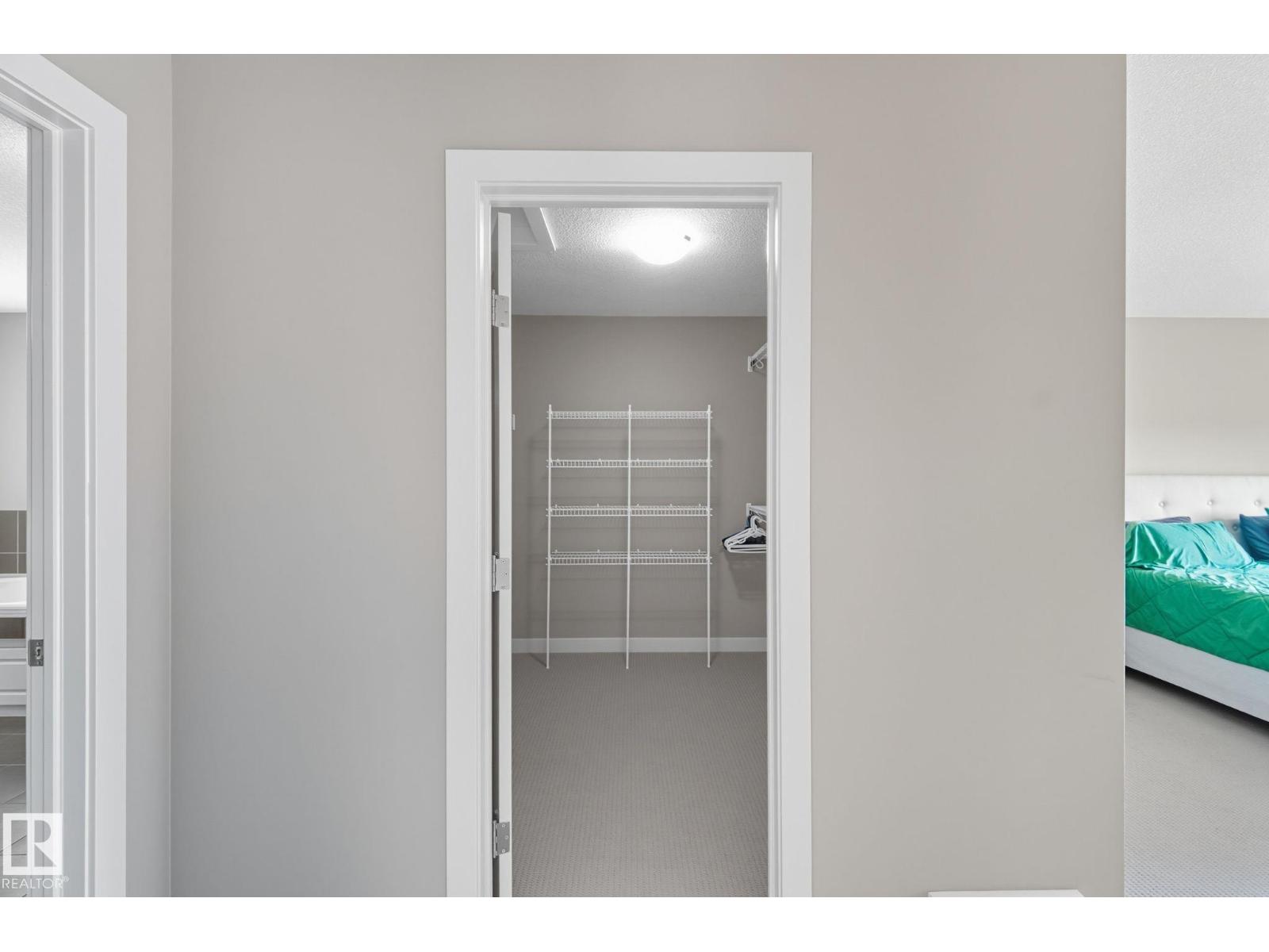 8039 18 AV SW, Edmonton