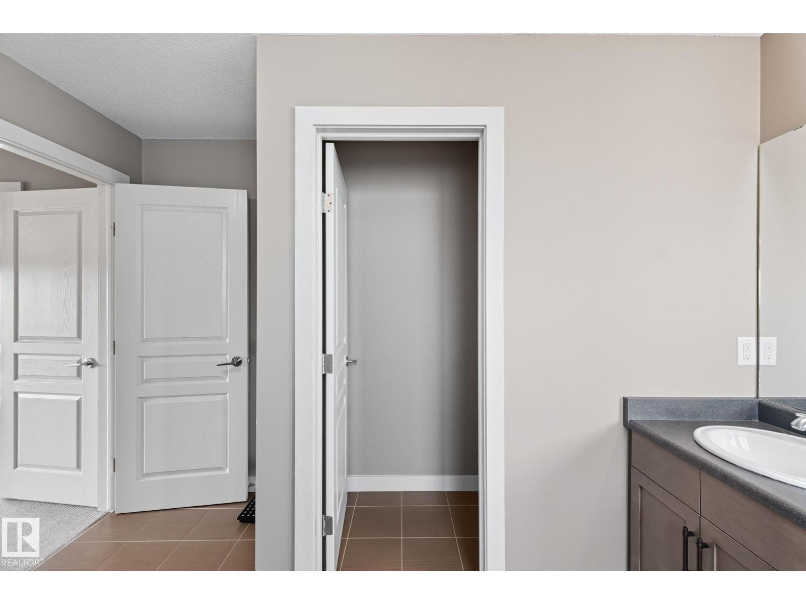 8039 18 AV SW, Edmonton