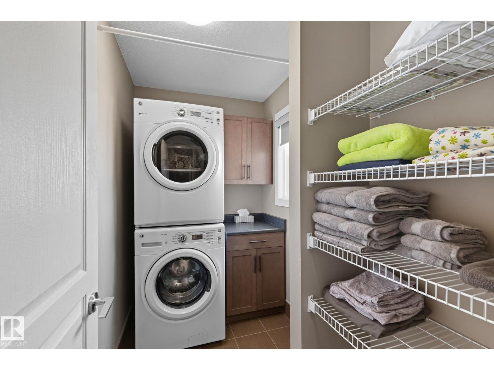 8039 18 AV SW, Edmonton