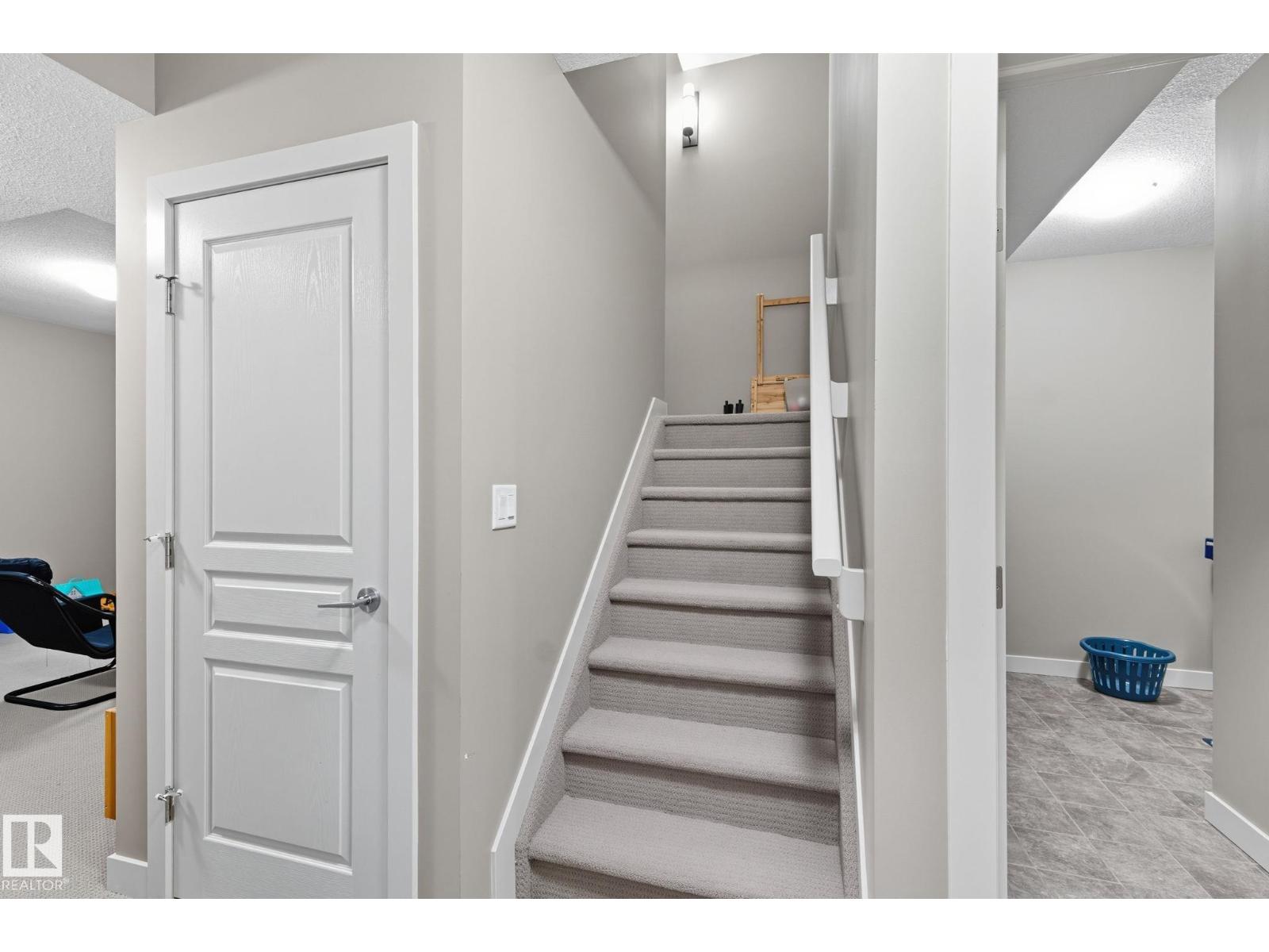 8039 18 AV SW, Edmonton