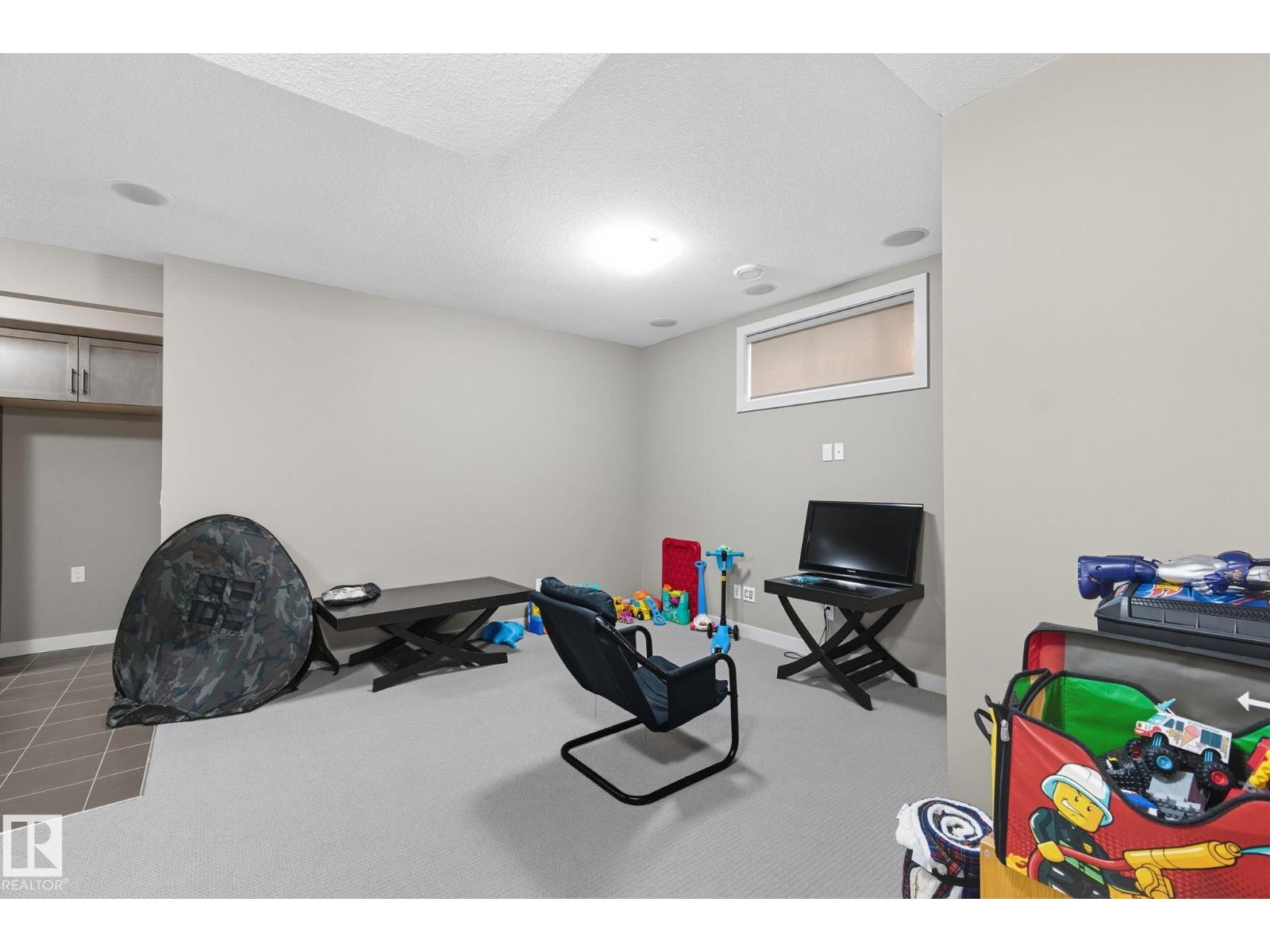 8039 18 AV SW, Edmonton