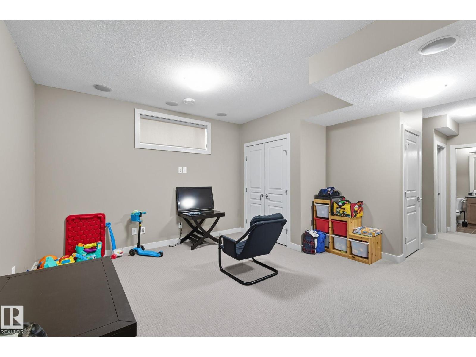 8039 18 AV SW, Edmonton