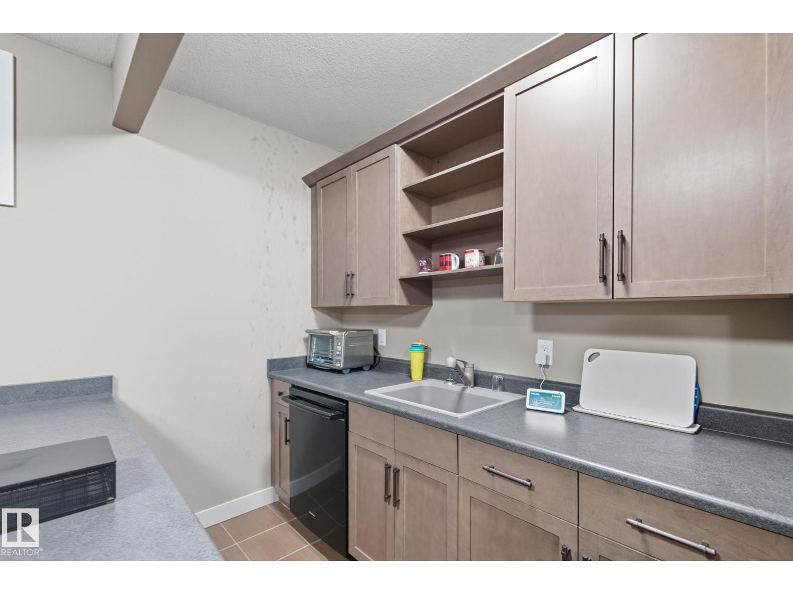 8039 18 AV SW, Edmonton