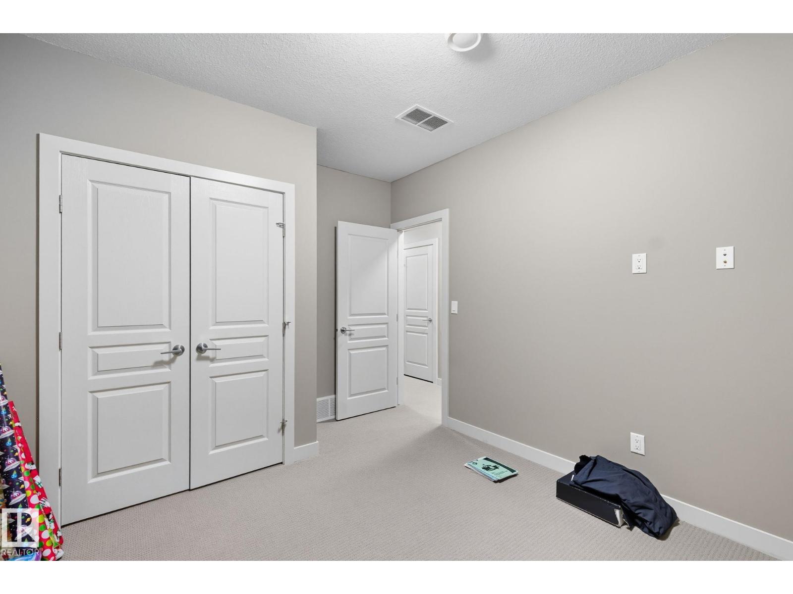 8039 18 AV SW, Edmonton