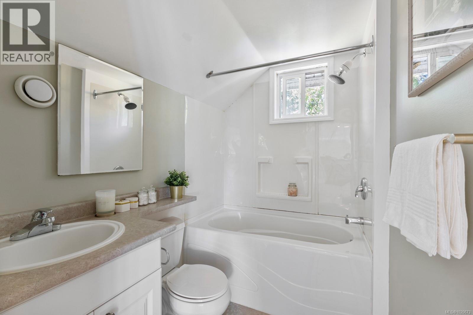 3905B Cadboro Bay Rd, Saanich