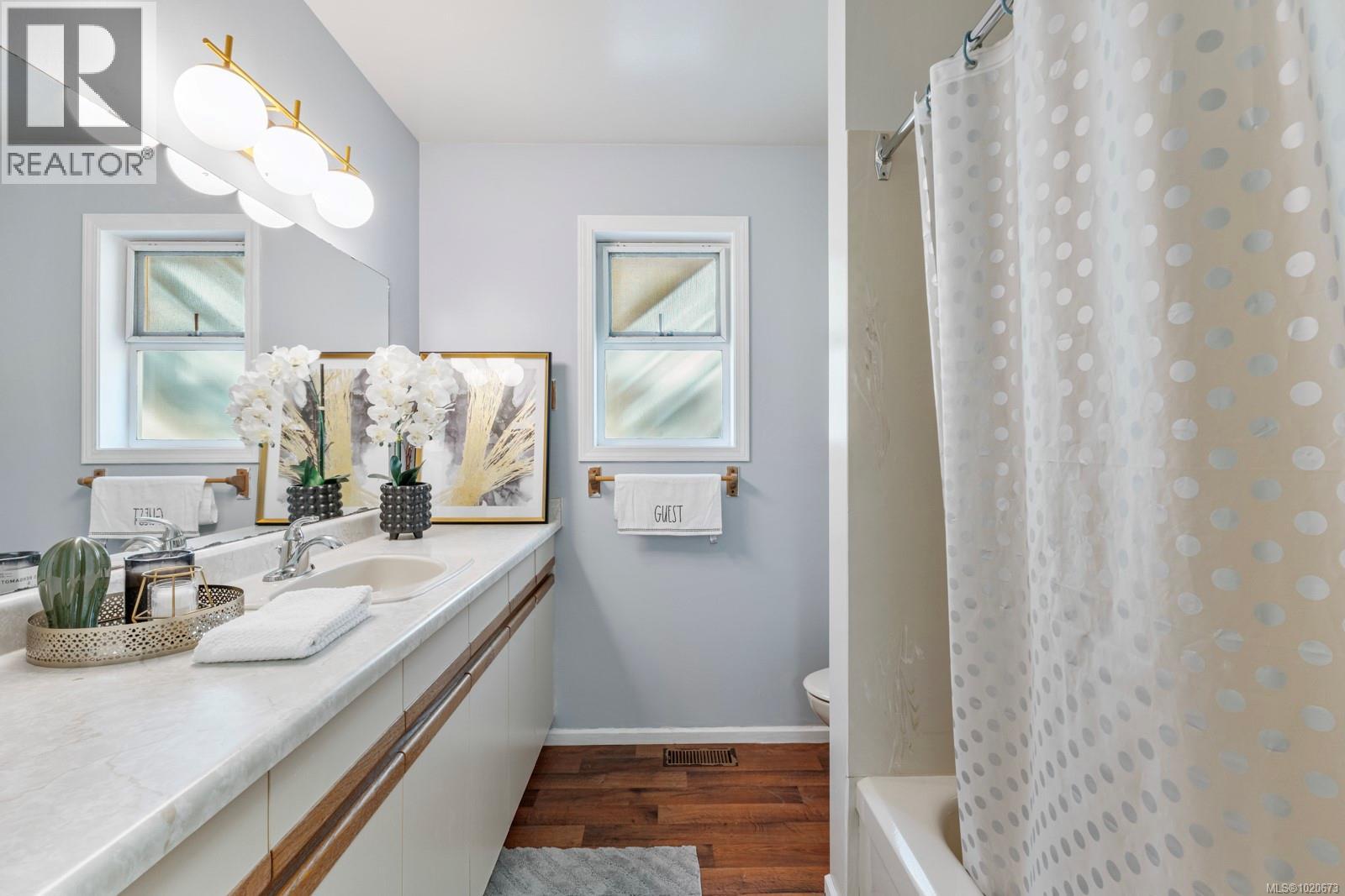 3905B Cadboro Bay Rd, Saanich