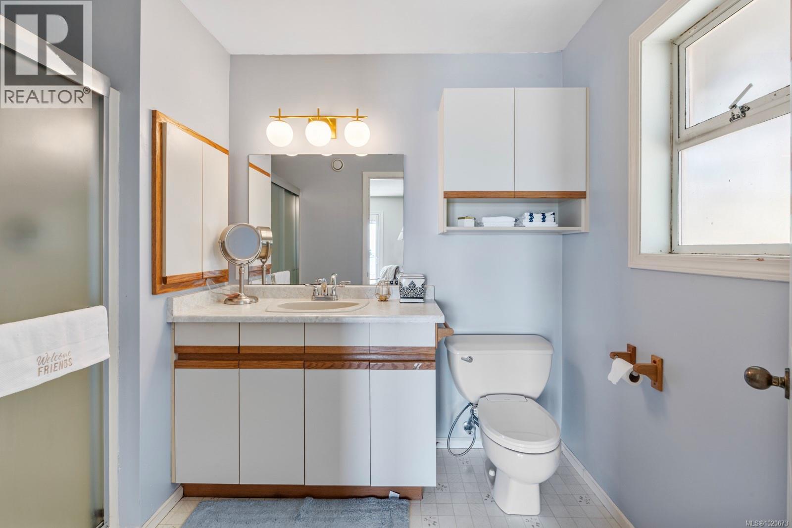 3905B Cadboro Bay Rd, Saanich