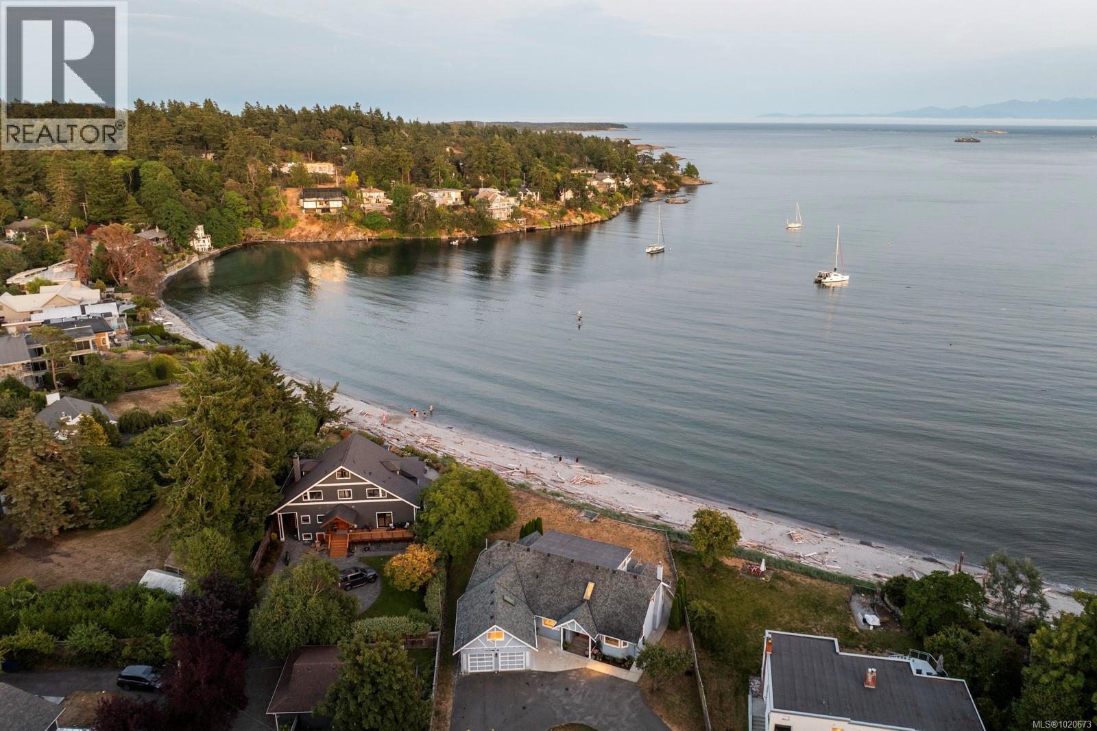 3905B Cadboro Bay Rd, Saanich