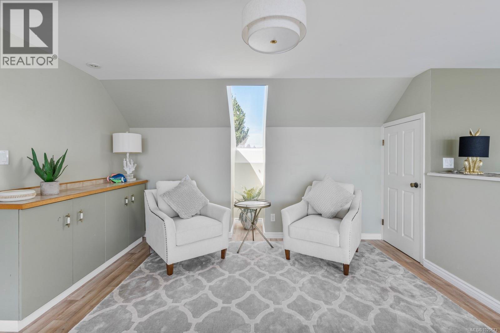 3905B Cadboro Bay Rd, Saanich