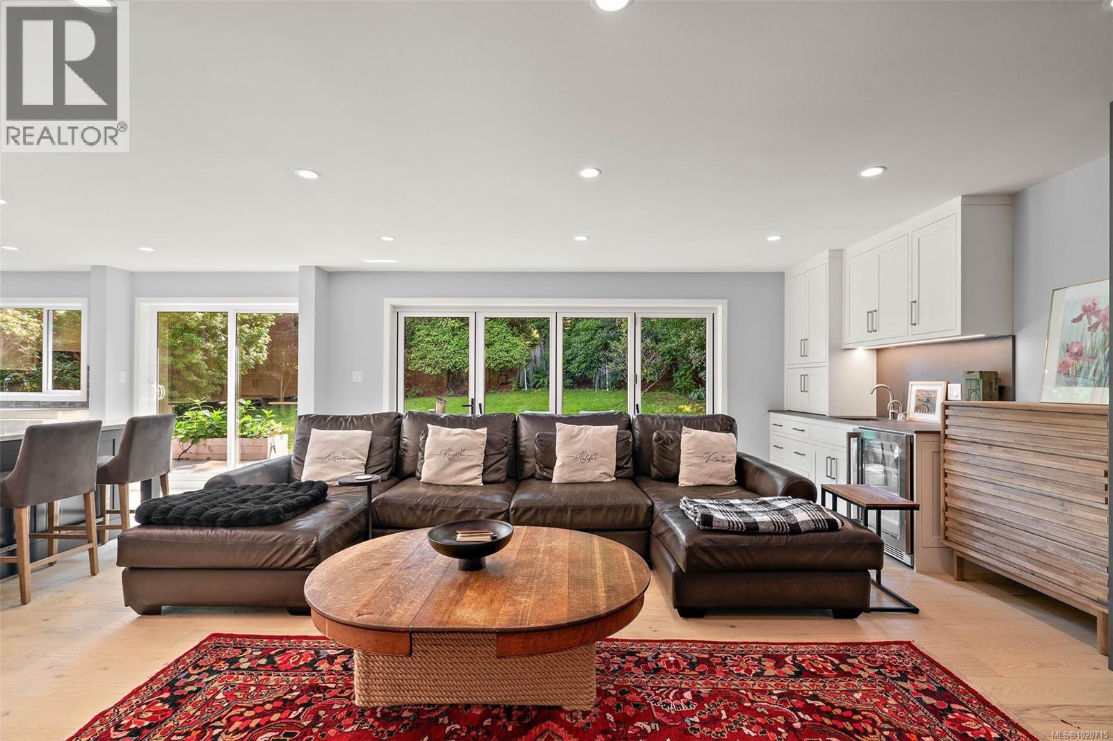  2023 Runnymede Avenue, Oak Bay