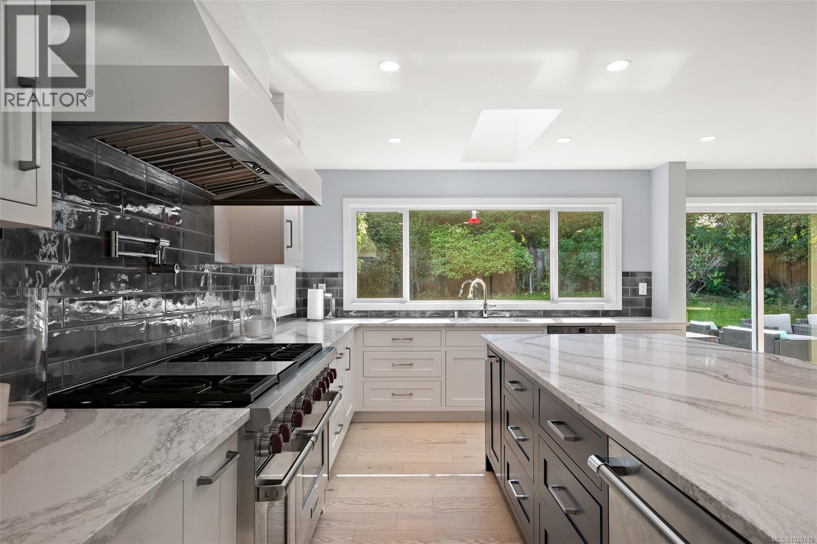  2023 Runnymede Avenue, Oak Bay