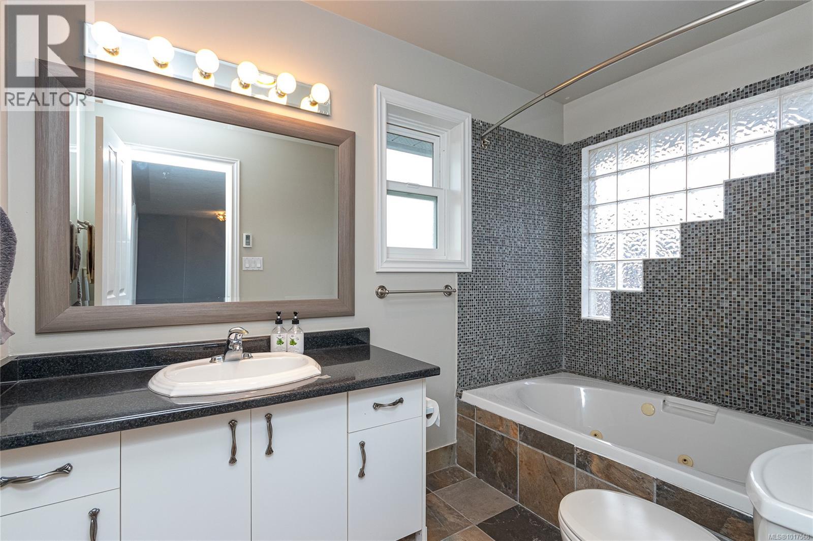  1405 Anna Clare Place, Saanich