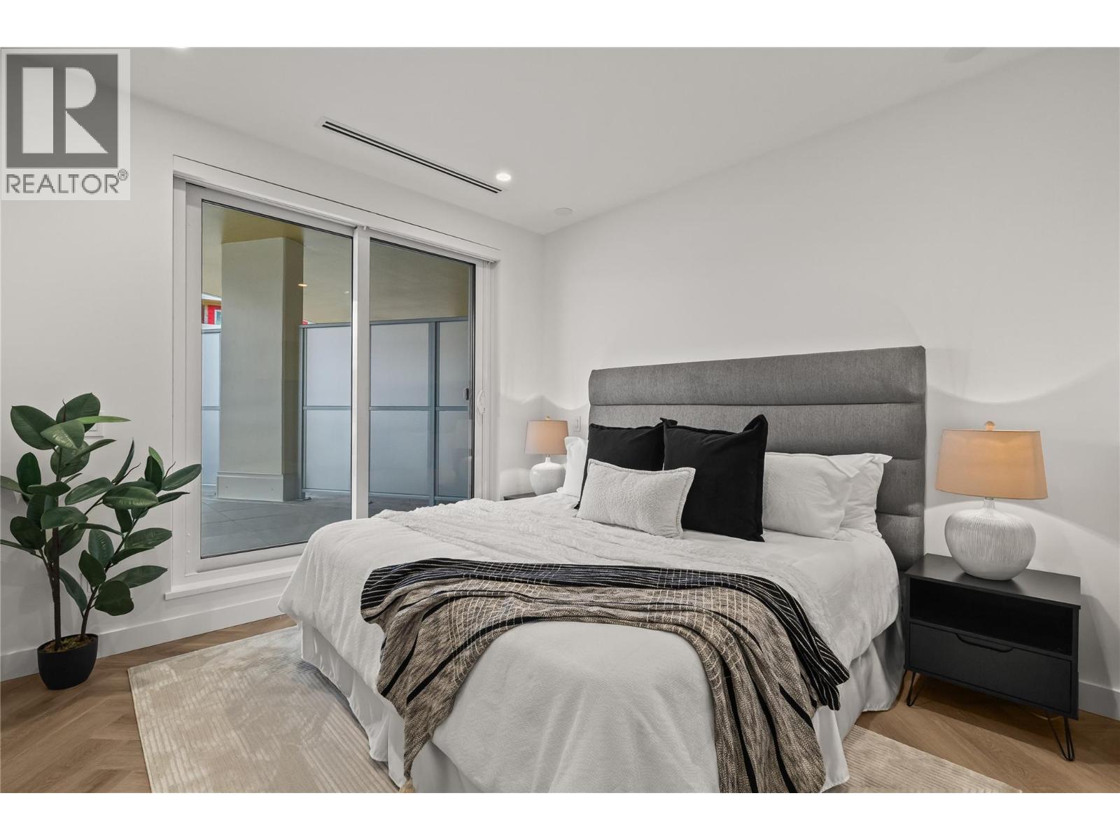 902 3340 Lakeshore Road, Kelowna