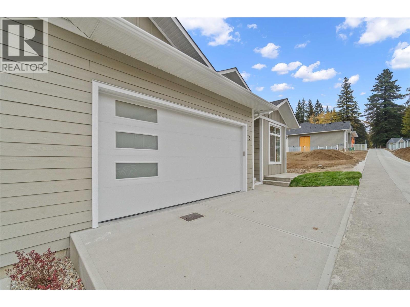 12 231 20 Street Northeast, Salmon Arm