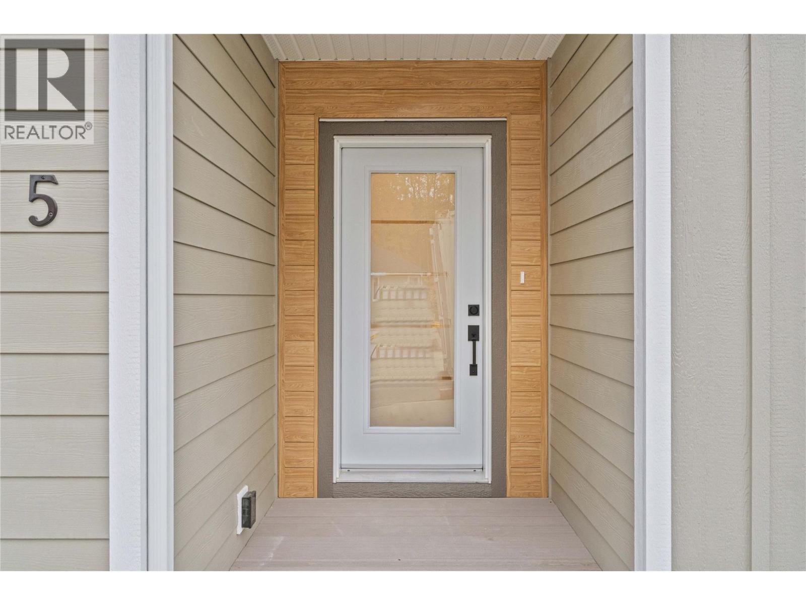 12 231 20 Street Northeast, Salmon Arm