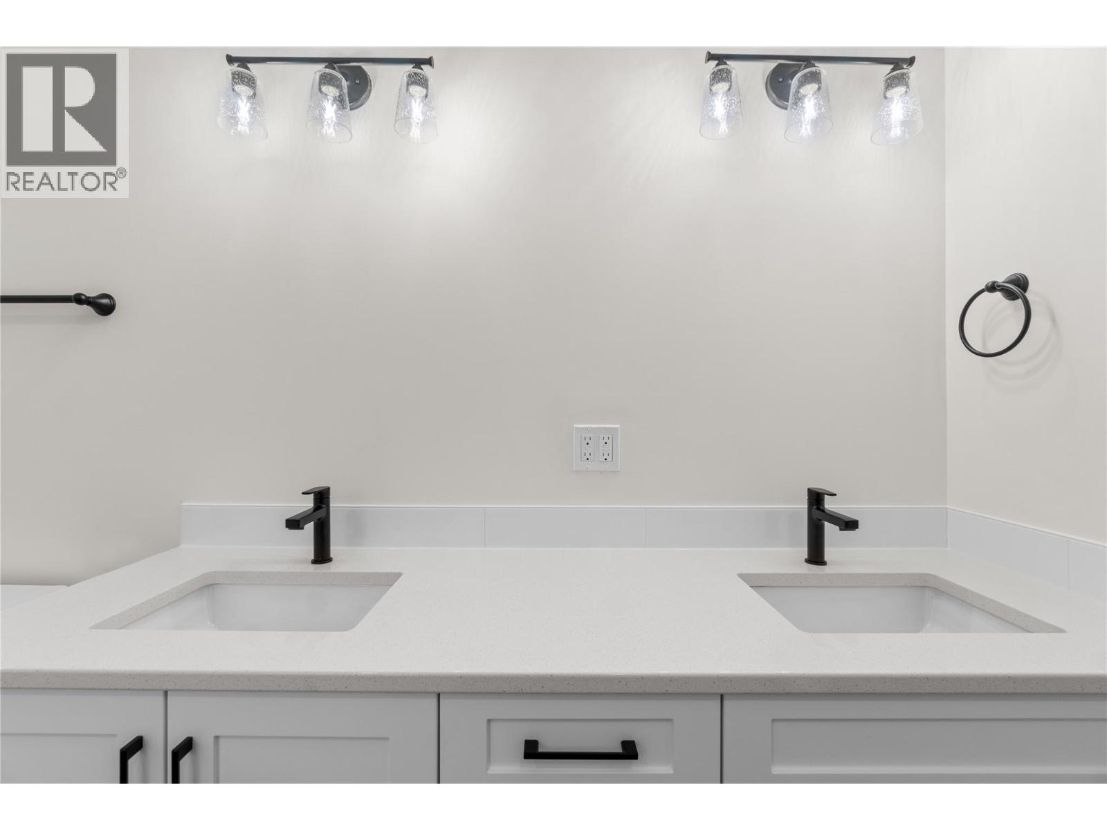 12 231 20 Street Northeast, Salmon Arm